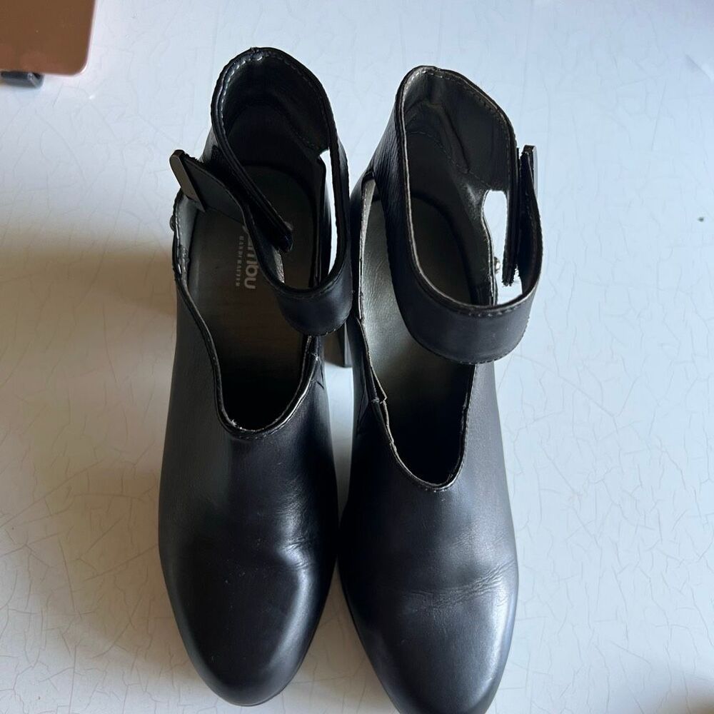 Jambu Women's Canary pump in black leather chunky block heel and a wide, buckled